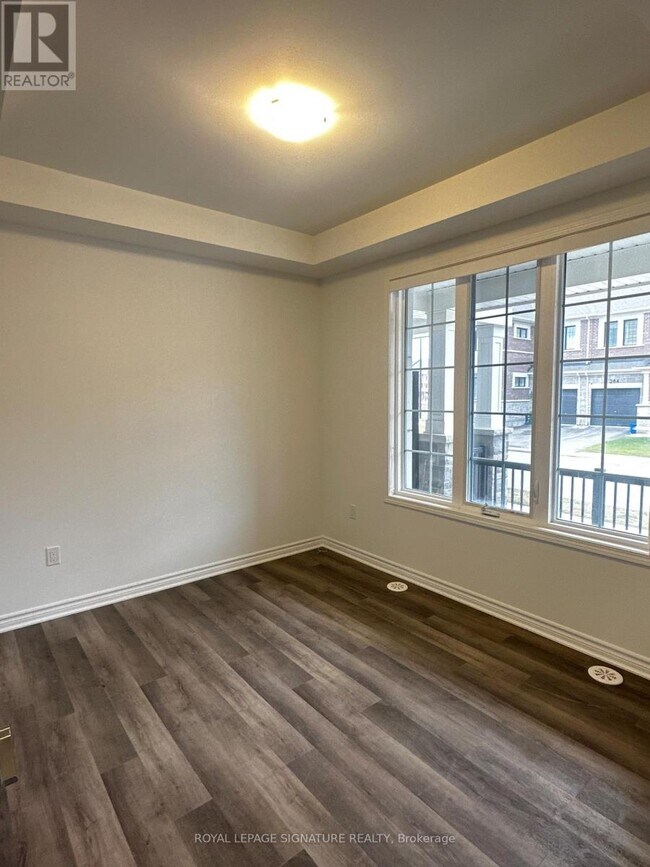 Photo du bâtiment - 1259 Lily Cres