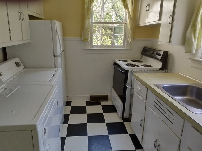 Kitchen Laundry - 24 Rogerson Dr