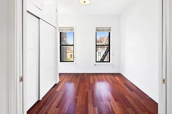 Foto del edificio - 223 W 10th St
