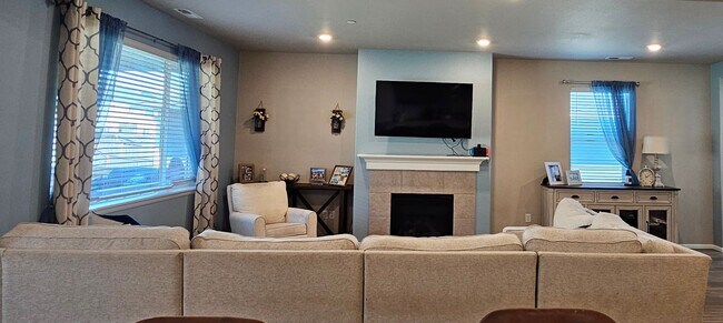 Foto del edificio - Modern 4-Bedroom Home with Loft, EV Charge...