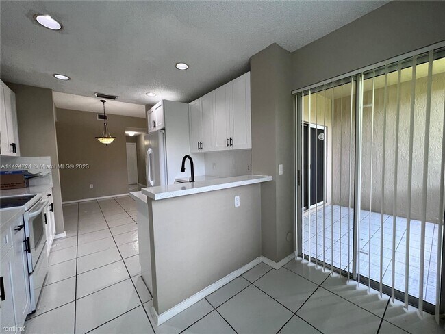 Foto del edificio - 2 br, 2 bath House - 16322 Malibu Dr # 11