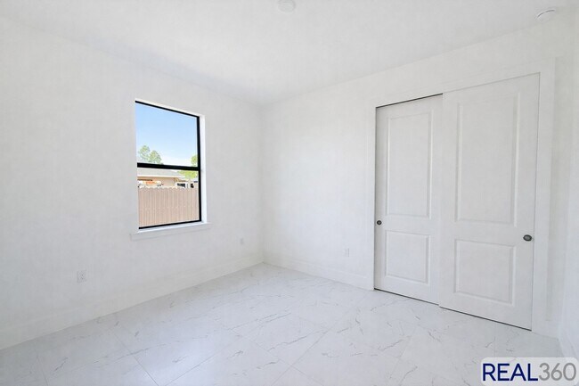 Foto del edificio - 1045-1047 Jaguar Blvd