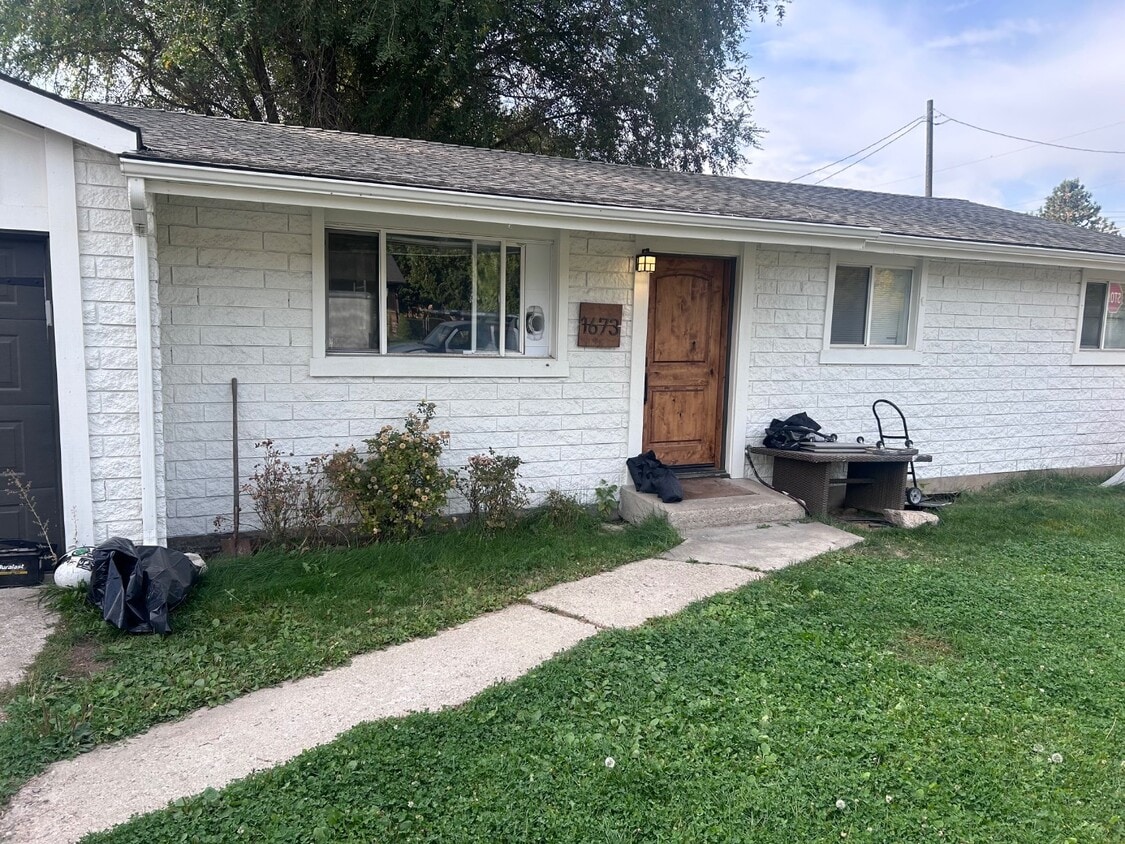 Primary Photo - 1673 W Victory Rd