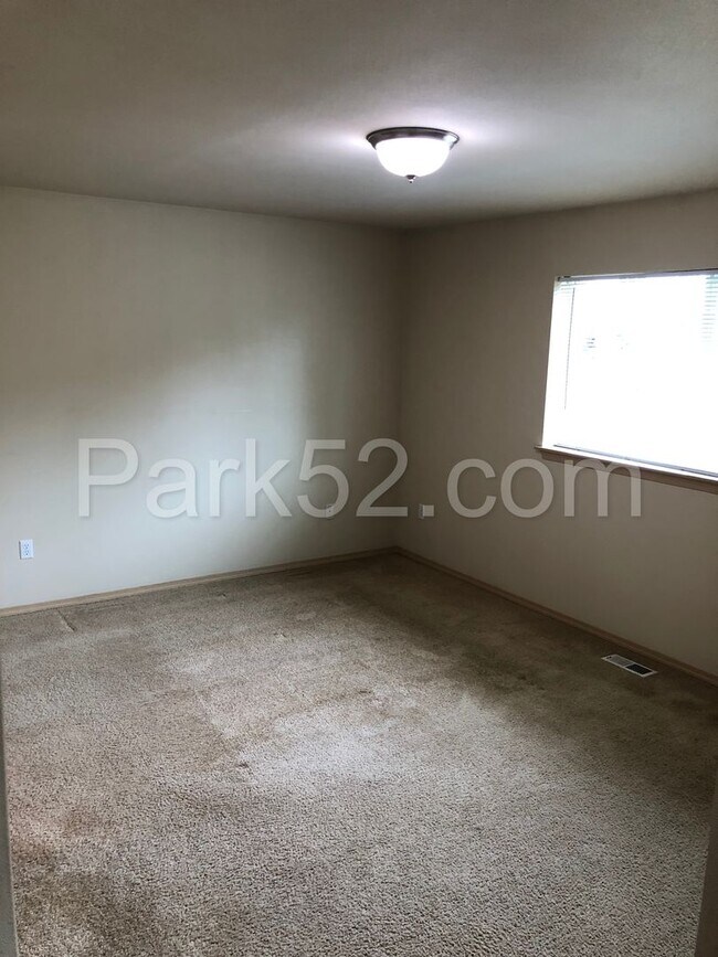 Foto del edificio - 3-Bedroom Duplex Home - Gated Community - South Hill