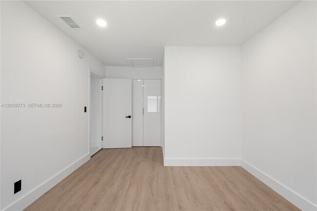 Building Photo - 1543 SW 1st Ave