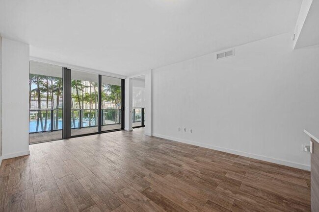 Foto del edificio - 650 NE 32nd St