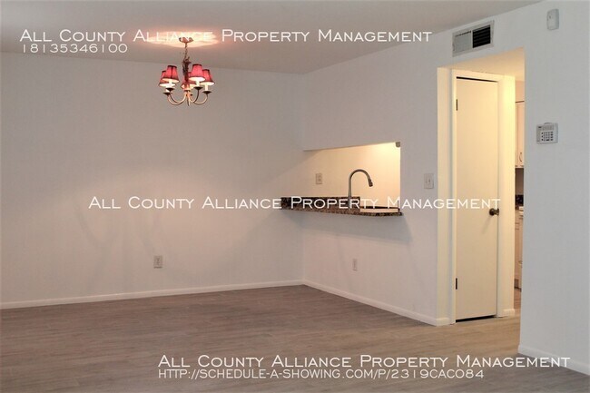 Building Photo - Upgraded 2 Bedroom Condo Close to Tampa