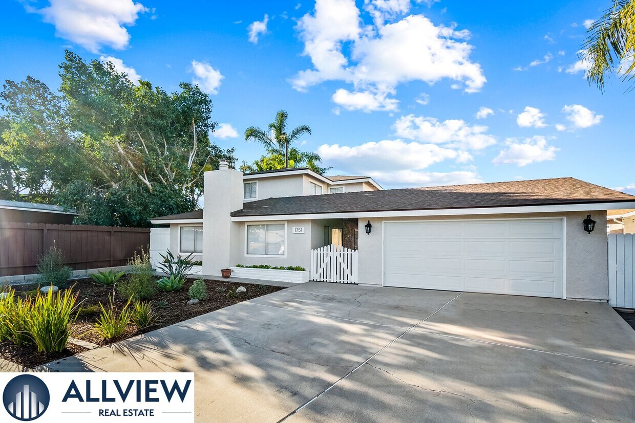 Foto principal - Gorgeous, updated 3 bed, 2 bath home in th...