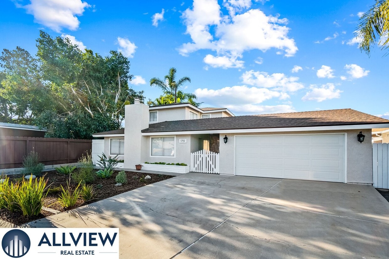 Primary Photo - Gorgeous, updated 3 bed, 2 bath home in th...