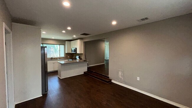 Building Photo - Charming 3 Bedroom/3 Bath Near TCU