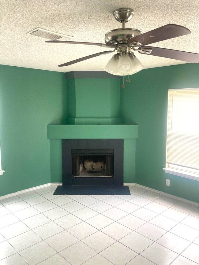 Foto del edificio - ZERO APPLICATION FEE AND HALF OFF ONE MONTH'S RENT FOR THIS COLORFUL 2 STORY!