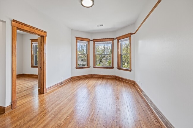 Building Photo - Renovated 2 bed in Logan Square - Now Leasing!