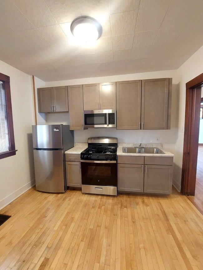 Building Photo - 4038 W Dickens Ave