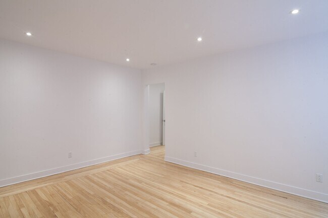 Building Photo - 2105 Rue Chomedey