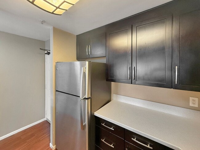 Foto del edificio - SD: Bright 2BD/2BA Condo in UTC with Community Pool, Gym & Reserved Parking