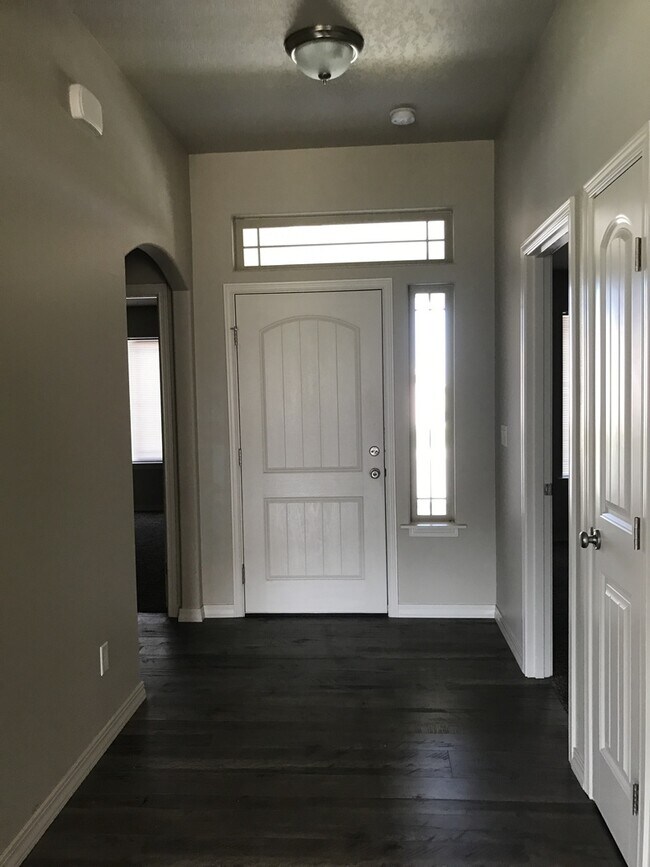 Foto del edificio - Beautiful Three Bedroom In Kennewick