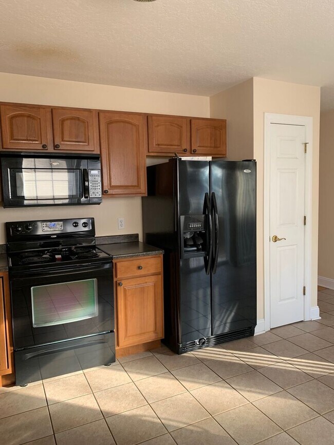 Foto del edificio - 3 Bedroom 2 Bath Townhouse with 2 Car Garage