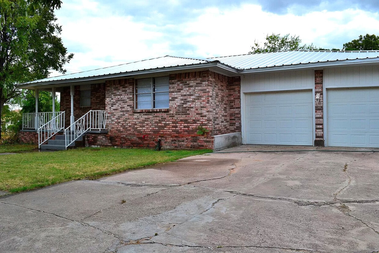 301 N 9th St, Ballinger, TX 76821 House Rental in Ballinger, TX