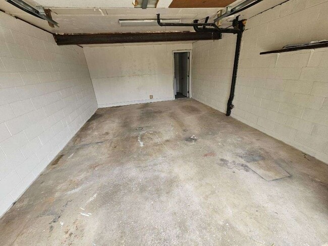 Building Photo - 1231 Green Valley Dr