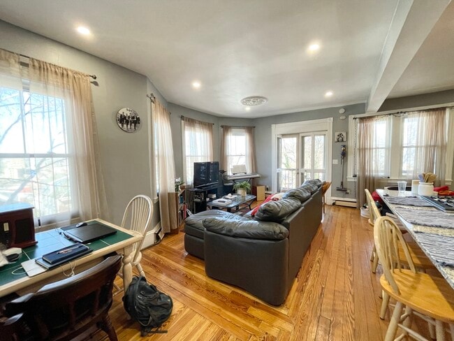 Building Photo - 18 Sunset St