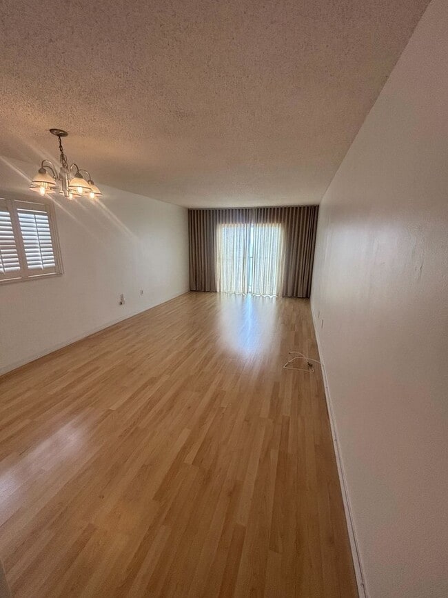 Building Photo - Live in the Heart of South Beach – Spaciou...