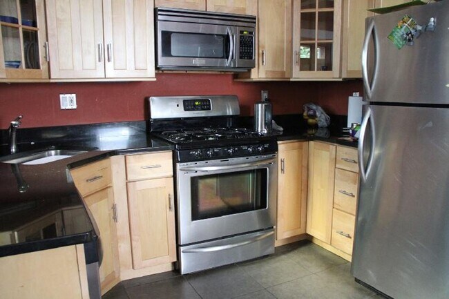 Building Photo - 3 BED/1.5 BATH BRIGHTON TOWNHOUSE FOR RENT...