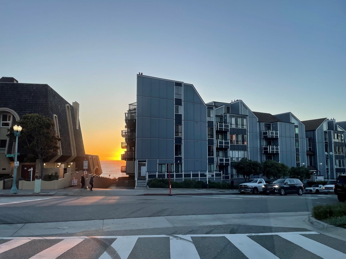 Exterior, towards ocean - 625 Esplanade