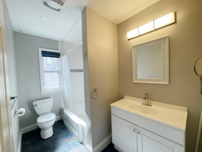 Building Photo - Spacious Suite In North End