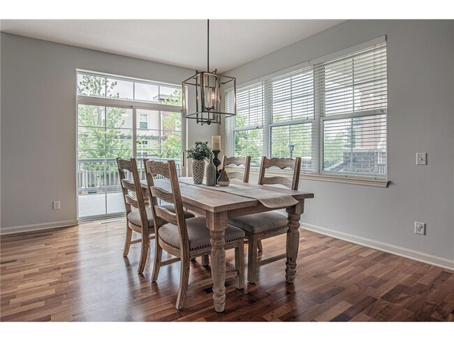 Building Photo - 8140 Oakview Cir N