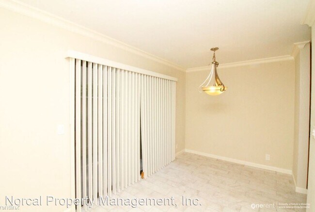 Building Photo - 2 br, 1.5 bath House - 3013 Kaiser Dr #B