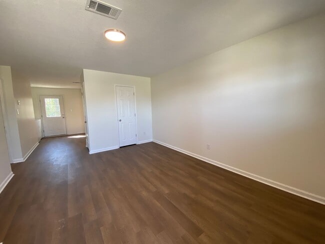 Foto del edificio - 3901 Lindbergh Dr