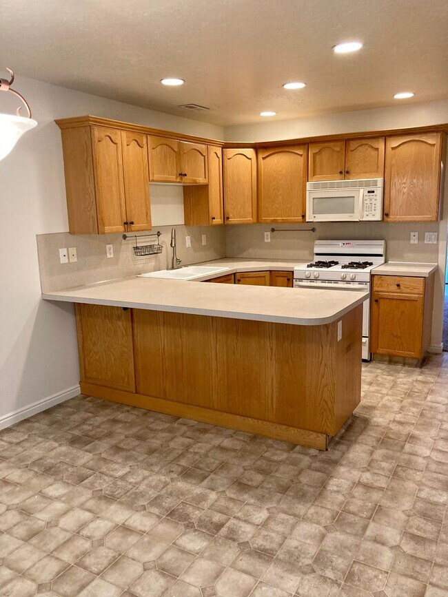 Foto del edificio - Beautiful North Ogden 2 bed 1.5 bath townhome with 1 Car Garage!!