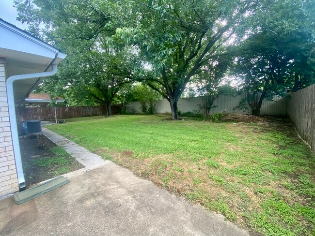 Building Photo - 815 S Roy Reynolds Dr