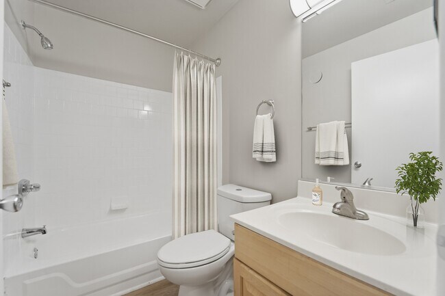 Bienvenidos a Eagle Rock Apartments en Belcamp, donde el diseño moderno se une a la comodidad diaria. Este elegante baño ofrece practicidad con accesorios modernos y amplio espacio. Mejore su experiencia de vida hoy mismo: ¡programe una visita ahora! - Eagle Rock Apartments at Belcamp