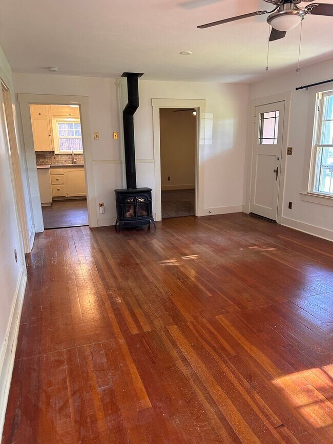 Building Photo - Charming 2 bedroom home in the heart of do...