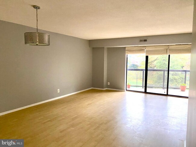 Foto del edificio - 8340 Greensboro Dr