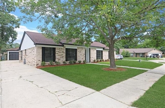 Building Photo - Four Bedroom, Two Bath- N Lake Verret