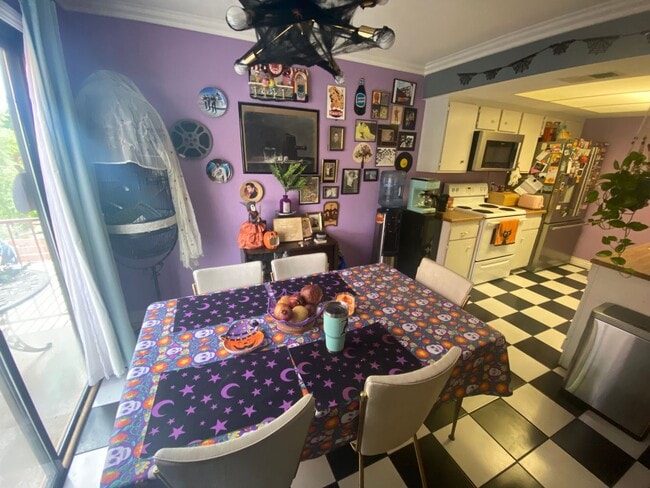 Foto del edificio - Super cool retro style townhome with invit...