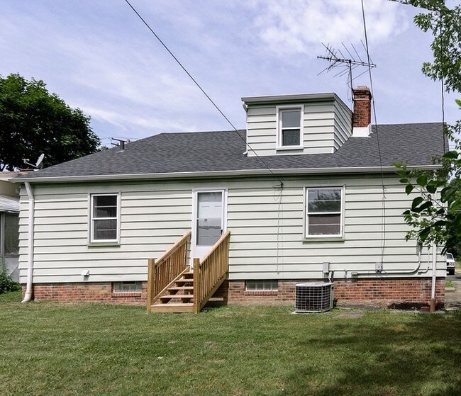 Spacious 4BD/2BA Home in Maple Hts House for Rent in Maple Heights