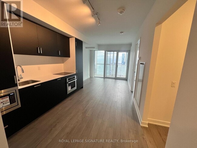 Building Photo - 88 Queen St E