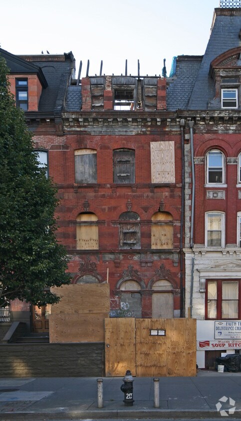 Primary Photo - 208 Lenox Ave