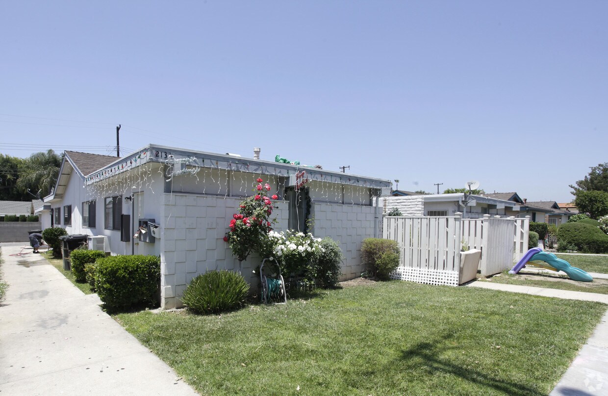 Building Photo - 213 S Acacia Ave