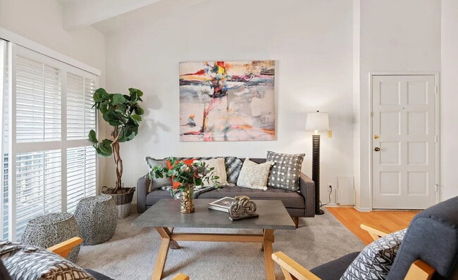 Foto del edificio - This sweet 1-BD, 1-BA condo is in the Sant...