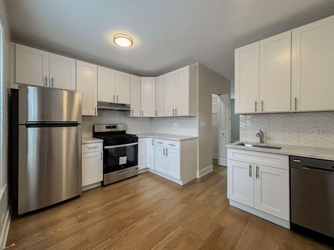 Building Photo - 4501 N Greenview Ave