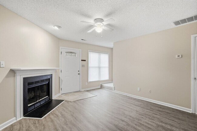 Foto del edificio - Oakhurst Living at Its Finest (Fresh Paint - New Carpet)