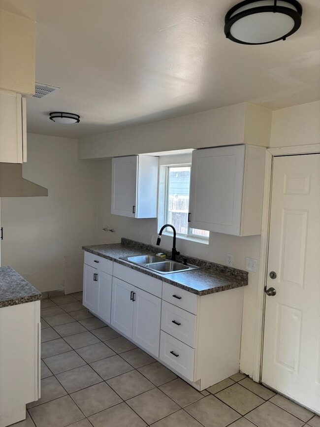 Building Photo - 605 El Tejon Ave