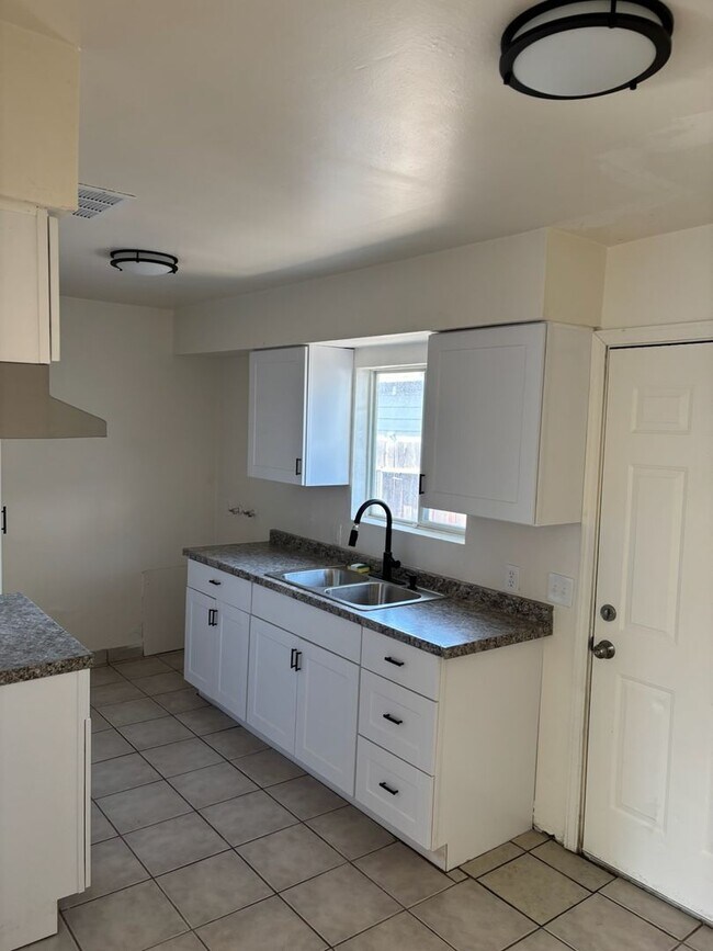 Foto del edificio - Move In ready Oildale 1 Bd 1 Ba