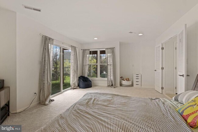 Foto del edificio - 22886 Livingston Terrace