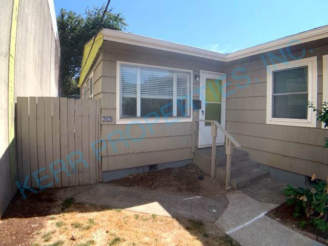 Foto del edificio - FREE RENT! Charming 2-Bed Duplex in Vibrant SE Portland – Cozy 660 Sq Ft Gem!