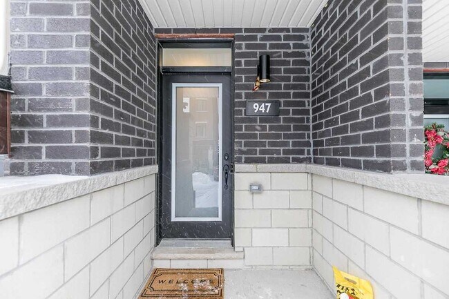 Photo du bâtiment - Beautifully Designed 3-Storey Townhouse